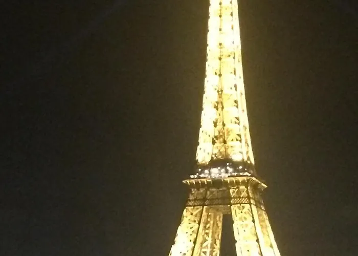 Eiffel Tower Incredible View Parigi